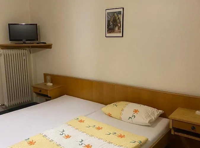 Gruene Au Szálloda Hasselroth